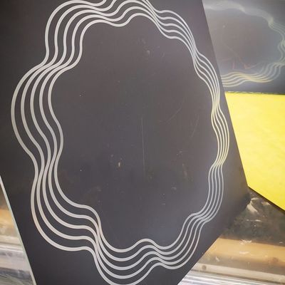 Máquina de grabado con láser de fibra de vidrio para grabado de baja intensidad y extracción de pintura de espejo