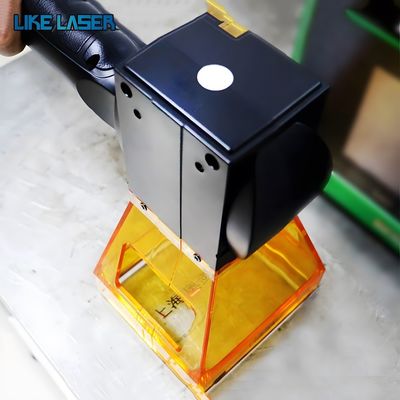 Máquina de marcado con láser de fibra portátil mini 20W 30W 50W para neumáticos de plástico duro de metal